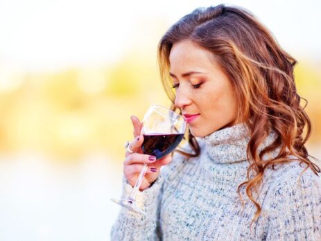 Donna che beve vino senza alcol